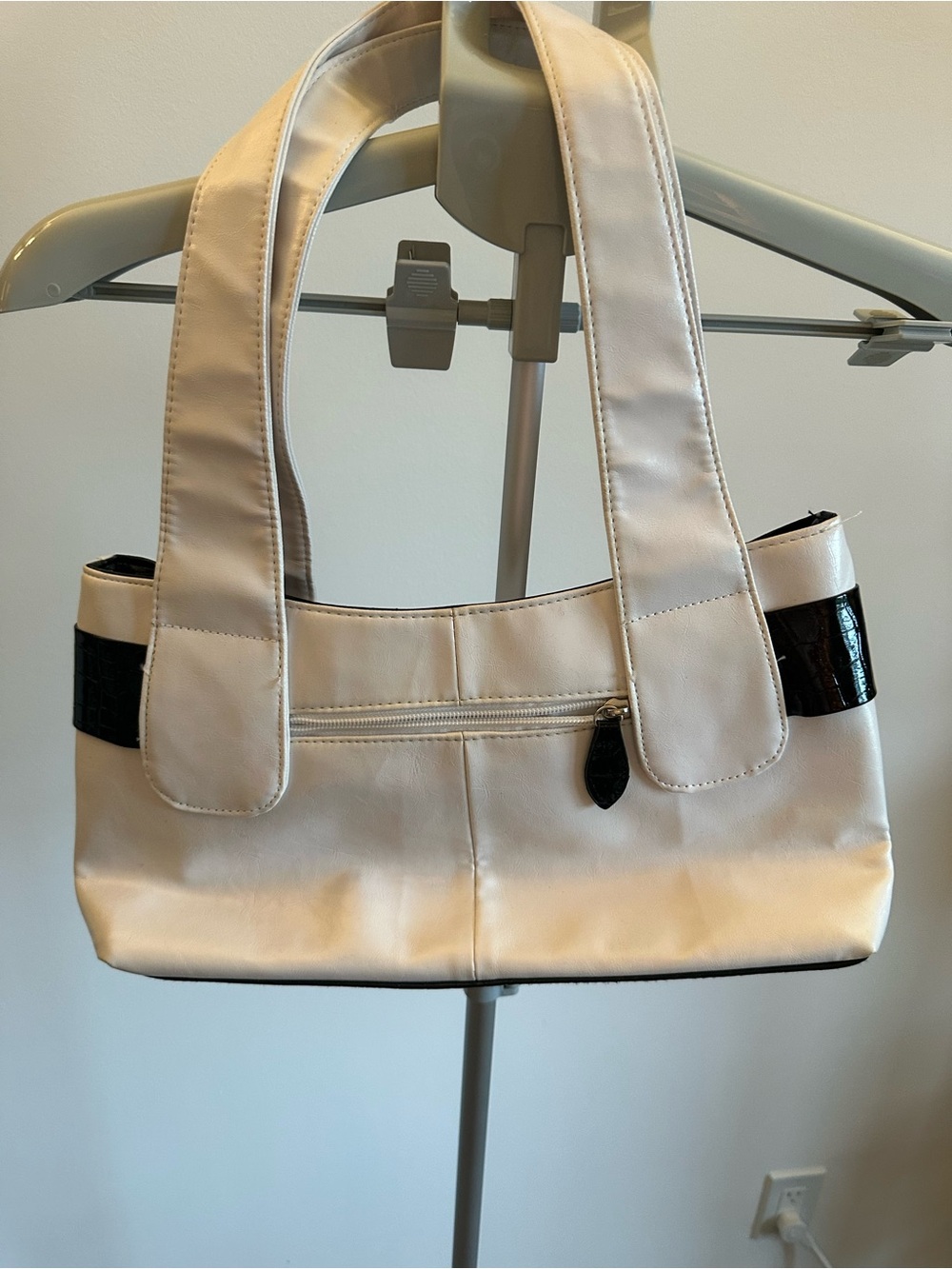 White Leather-Style Shoulder Bag with Black Accent Details - Picture 5 of 8